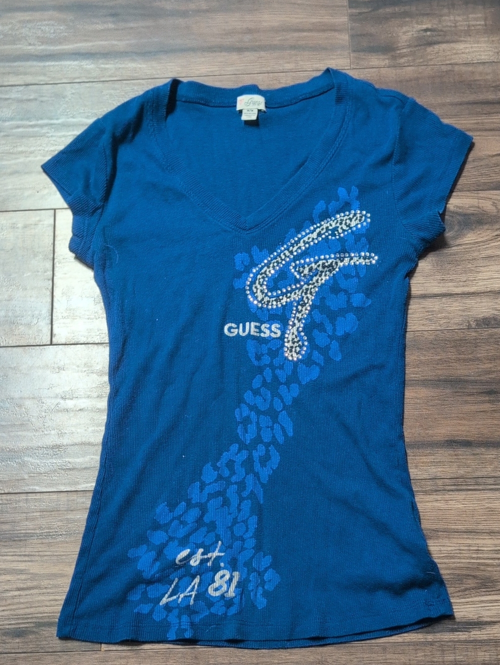 Guess Graphic V neck top